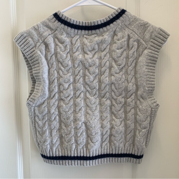 aritzia/sunday best cropped sweater vest - Picture 6 of 7